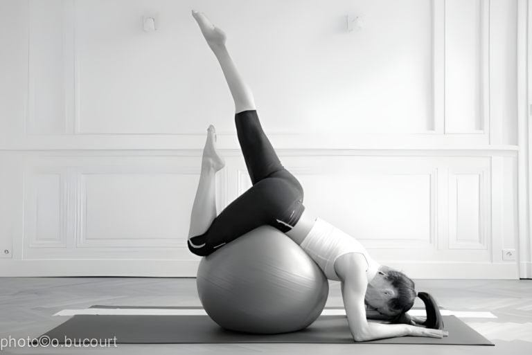 Matin yoga pilates entraînement femme étirement gymnase image libre de  droit par golubovy © #565248424